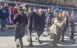 Capture d'écran d'une vidéo de la police italienne affrontant des manifestants anti-Israël, au siège de la société de défense Leonardo, à Turin, le 13 novembre 2024. (Crédit : Corriere ; utilisée conformément à la clause 27a de la loi sur le droit d'auteur)